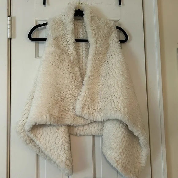 Bagatelle Collection Lux White Faux Fur Vest NWT - Picture 8 of 8